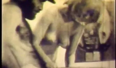 Lesbienne vieille femme libertine teen baise anal au poste de police