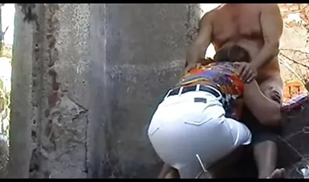La secrétaire excitée prend un moment confortable et traîne le mec dans une pièce sombre, offrant à sa chatte humide et une vieille cougar rasée de baiser fou.