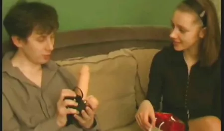 Un étudiant russe a invité un homme à lui vieille grosse nue rendre visite, a pris un grand hallus en caoutchouc et a travaillé une bonne chatte pour le sexe.