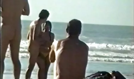 L'enfant est assis devant la Webcam, et derrière son dos le mur est suspendu avec divers jouets pour adultes et, à la demande du client, est prêt à l'utiliser pour le video vieille cochonne but pour lequel il a été conçu.