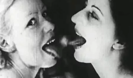 Horny blonde et trois grosses film porno de vieilles femmes bites dans ses trous.