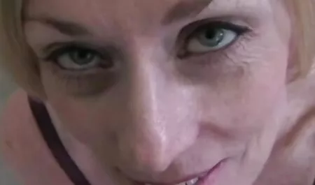 Délicieuse porno cougar vieille beauté curvy baise et suce la bite du couple
