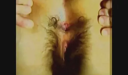 L'art du sexe effectué par un beau porno de vieilles femmes couple.