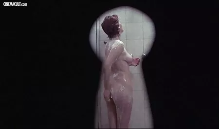Salope chaude baisée sur le lit et verse du sperme. vieille grosse noire
