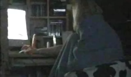Fille montre porno avec vieux son cul et se fait baiser dans la voiture.