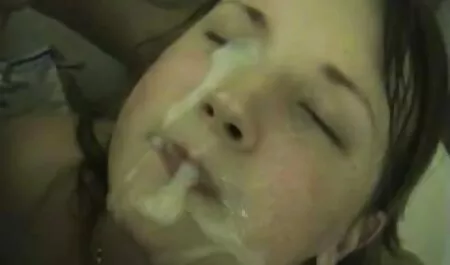 Big Asian Cul Baise Sous la table avec un mec belle vieille nue sympa