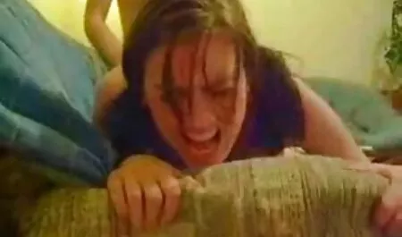 Babe avec vieux baise vieux de beaux cheveux caresse son bébé