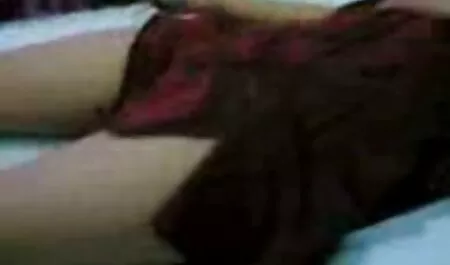Le gars s'est assis sur une salope aux gros seins, a sorti sa grosse bite et la salope l'a pris avec ses vieille coquine mains et a commencé à se masturber jusqu'à ce qu'elle se termine avec ses énormes seins