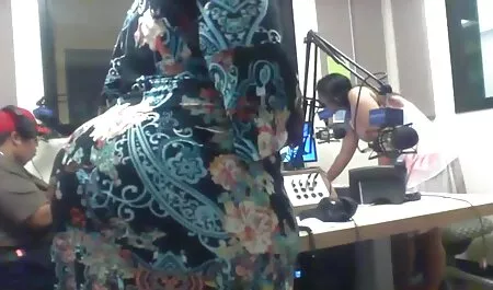 Le mec baise son jeune amant vieille avec jeune sexe dur.