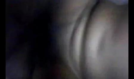 Au lieu de grignoter des sciences du granit et de se préparer pour les examens universitaires, cette jeune étudiante ronge au sommet d'un vibromasseur et baise sa chatte excitée pour porno tres vieux toujours