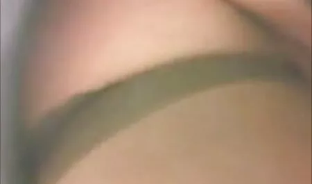 Gay baise sur vieille avec jeune sexe un Lit blanc