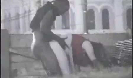 Chienne noire avale grosse les vieilles femmes sexy bite dans un taxi