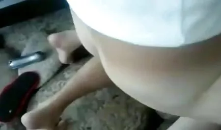 Busty bitch suce chupa chups et vieille femme poilue caresse sa chatte par culotte