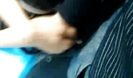 Deux transsexuels ont séduit le video porno vieux jeune mec et l'ont baisé.