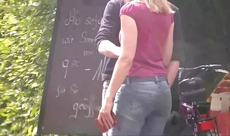 Pendant que le mari filme secrètement les Putain de vieilles femmes avec jeune voisins, sa femme frappe sa bite avec ses lèvres.