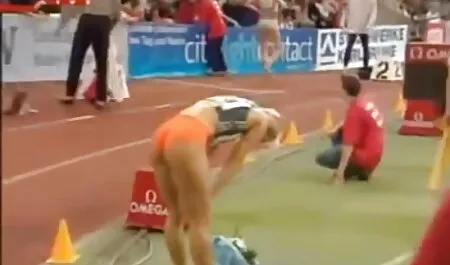 Jeune blonde baise dans différentes poses et obtient vieille dame nue sperme sur la poitrine.