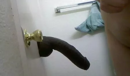 Busty beauté baiser une vieille cougar obtient kuni et le sexe