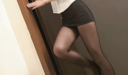 Belle webcam fille jouer avec un gode tukif vieille femme