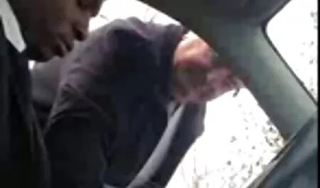 Une amie va aux toilettes pour appeler sa petite amie video x femme vieille qui urine à ce moment-là. Ils s'effondrent dans la pièce voisine et commencent à se comporter mal, se déshabillent et se frottent le corps.