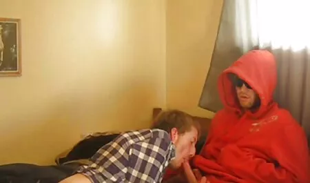 Dans le Club, une partie et un mec avec un corps frais, quelques filles sur son pénis, beaucoup de tukif vieille mature beaux culs clignotant dans la vidéo et tout le monde baise