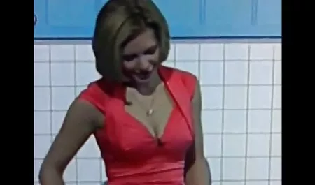 Sexy Mia Diamond écarte vieux pornos ses jambes et attend Cooney.