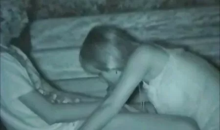 La salope réveille le clitoris porno vieille maman jusqu'à la limite et jette avec enthousiasme sa bouche affamée au-delà de la fin désirée, puis glisse profondément dessus avec sa chatte actuelle.