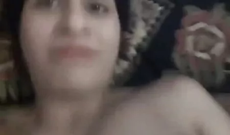 Une jeune blonde apportait du café et recevait xnxx vieille un Cunnilingus.