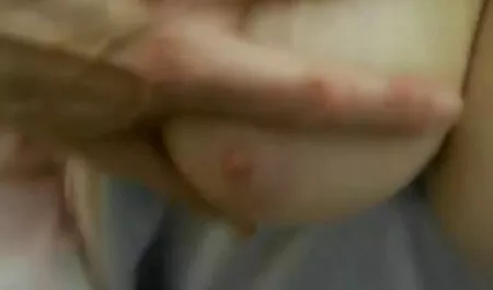Beauté Blonde a des sexe vieilles et vieux relations sexuelles dans un taxi.