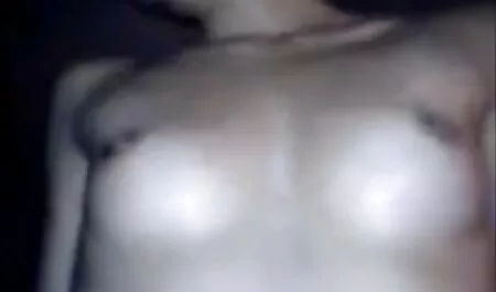 Busty porno vieille black prend dans sa Chatte serrée une grosse Bite d'un Homme mature
