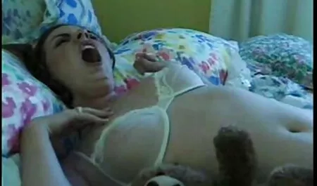 Rousse Emma Scarlett lèche les couilles et l'anus porno des vieilles et baise