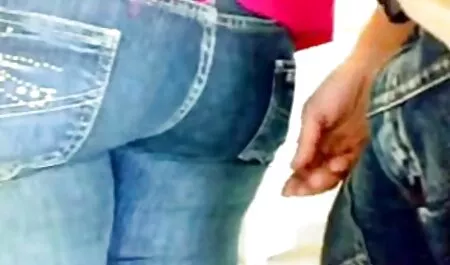 Une brune aux gros seins qui n'a absolument aucune inclination rose cachée, belle et douce commence à solliciter une jeune blonde, délicieusement courbée, qui était vieille cochonne xxx très vite dans son lit, où elle a été doucement drainée par elle