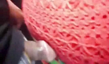 Sans demander la permission,elle enveloppa sa tête porno vieille dame autour de ses lèvres et commença à sucer, et appréciant la fellation, sa patiente a complètement sellé.