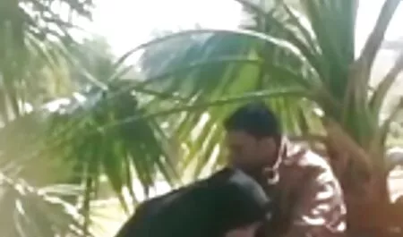 Le gars a mis un bavoir sur son petit ami et a commencé à la vieille mature gros seins baiser dans sa bouche.