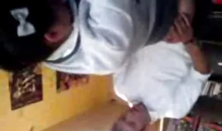 Blonde aux cheveux longs baisée par deux vieille dame porn bites