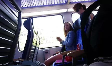Blonde Ashley a décidé de vieilles cochonnes françaises tricher avec un membre élastique.