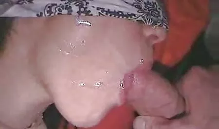 La mignonne Babe a montré sa vidéos x vieille chatte à un étranger excité et l'a baisé
