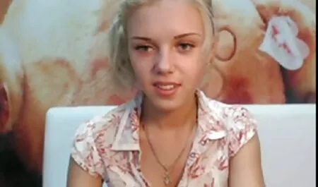 Haut sur pattes poussin frotte son vieille femme sexe clitoris par culotte