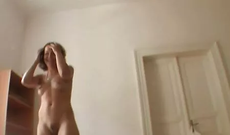 Ce video vieille poilue mec aime le joli cul blanc.