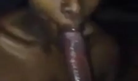 Jeune vieille mamie se masturbe fille à pied au lycée et baise dans la rue avec un mec chauve