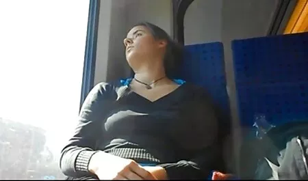 Un homme chauve a traité une vieille cougar mature jeune blonde avec du vin et l'a répandue pour le sexe.