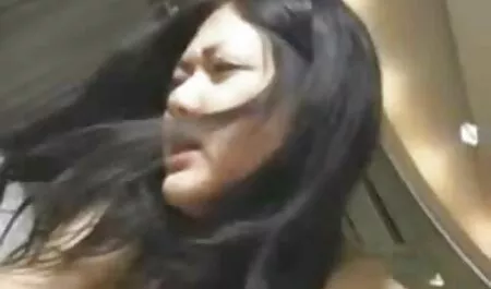 Jeunes lesbiennes lécher leur chatte poilue vieille xnxx dans le bureau à la table.