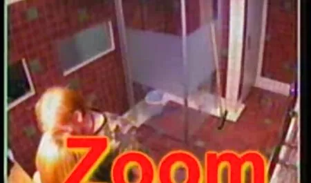 Une video vieille cougar jeune rousse caresse sa chatte.