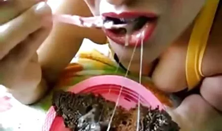 Le Hermaphrodite chubby des vieux baisent Baise Sa Chatte avec un gode et la bite secoue