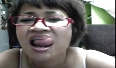 Fille en porno les vieux lingerie érotique montre un strip-tease, enlève lentement des bas et des culottes, montre le vagin et les gros seins, commence à se masturber sur la table.