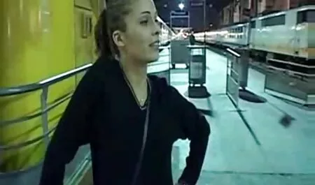 Salope brune sucer la vieille amatrice bite dans le parking