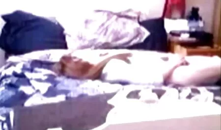 La Vierge mutante post-apocalyptique tombe amoureuse du visiteur musclé de L'entreprise de divertissement et invite le fermier à aller avec elle dans l'arrière-salle, lui baise vieille arabe offrant un bon moment pour S'amuser avec son chaton Vert hospitalier.