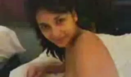 Le médecin, voyant une belle patiente, ne pouvait pas résister et enleva sa robe et commença à la déchirer dans une bouche muqueuse. sexe vieille granny La jeune fille a d'abord résisté, mais après avoir été excitée, elle voulait sa bite.