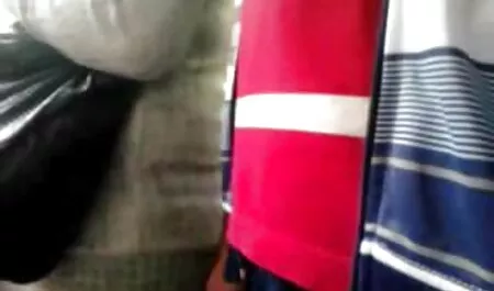 Le mec punit vieille femme tres chaude sa douce petite amie et la frappe dans le cul.