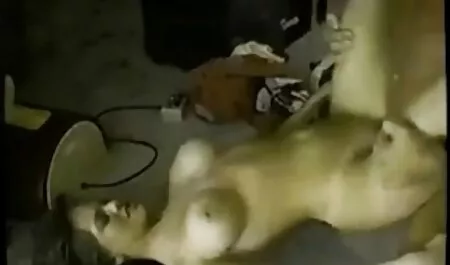 Belle chienne n'a vieux jeune sexe pas attendu un dîner romantique et a commencé à sucer la bite.