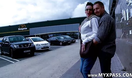 Une jeune femme dans une robe super courte obtient un emploi, d'abord son futur patron la vérifie, video porno vieille puis un collègue se joint.